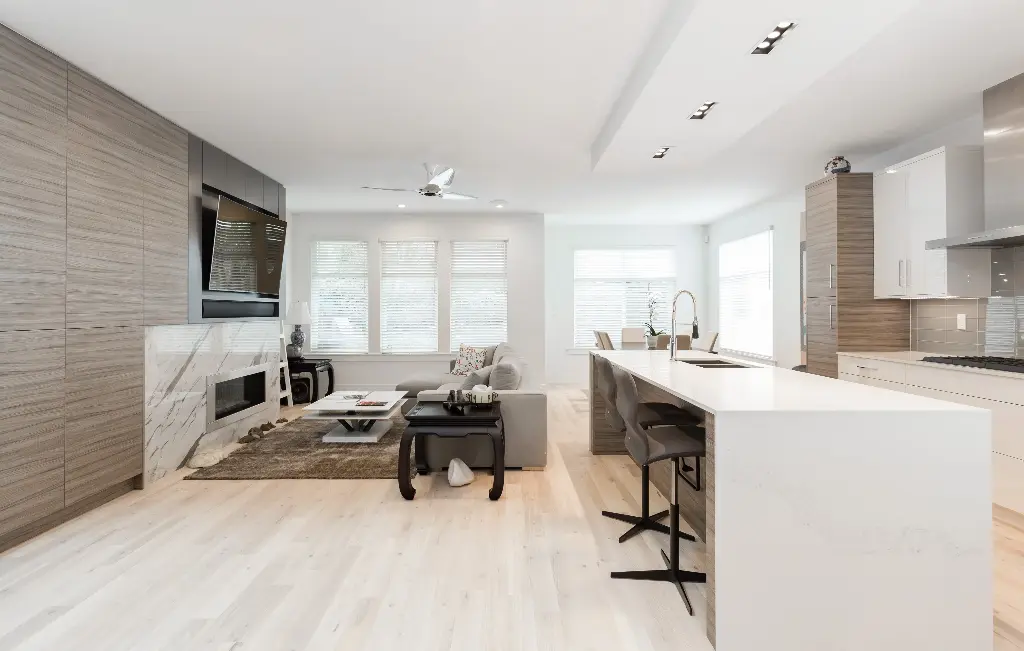 LAMINATE FLOORING