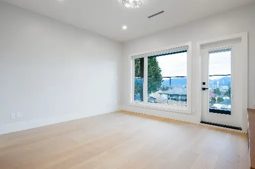 LAMINATE FLOORING